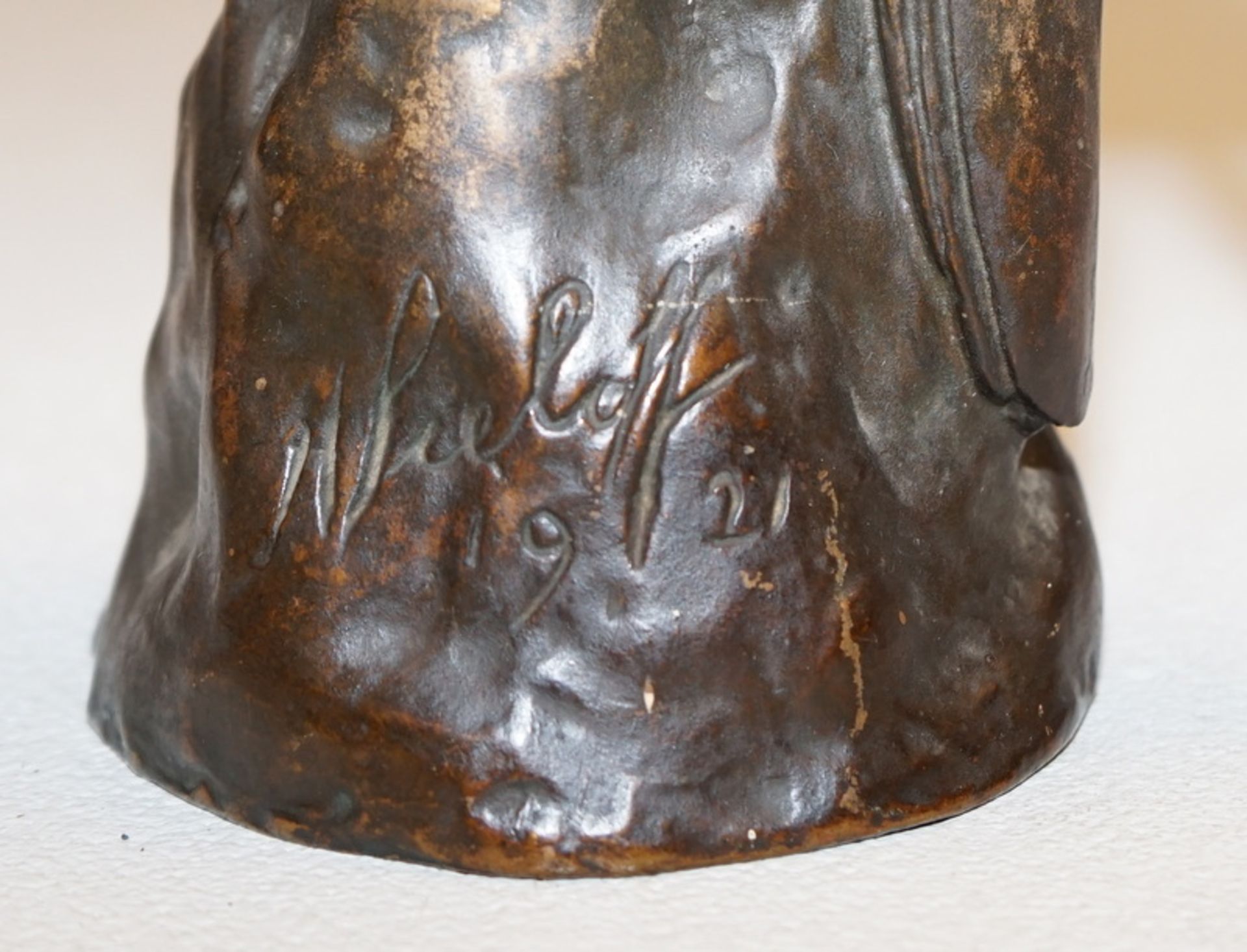 Sieloff, H. ( unentschlüsselt): Auf einem Baumstumpf sitzender Greifvogel, dat. 1921,Bronze mit - Bild 2 aus 2