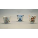 Drei tiefe chin. Teeschalen, Quianlong,polychrome Dekore und Goldhöhung sowie Unterglasurblau,