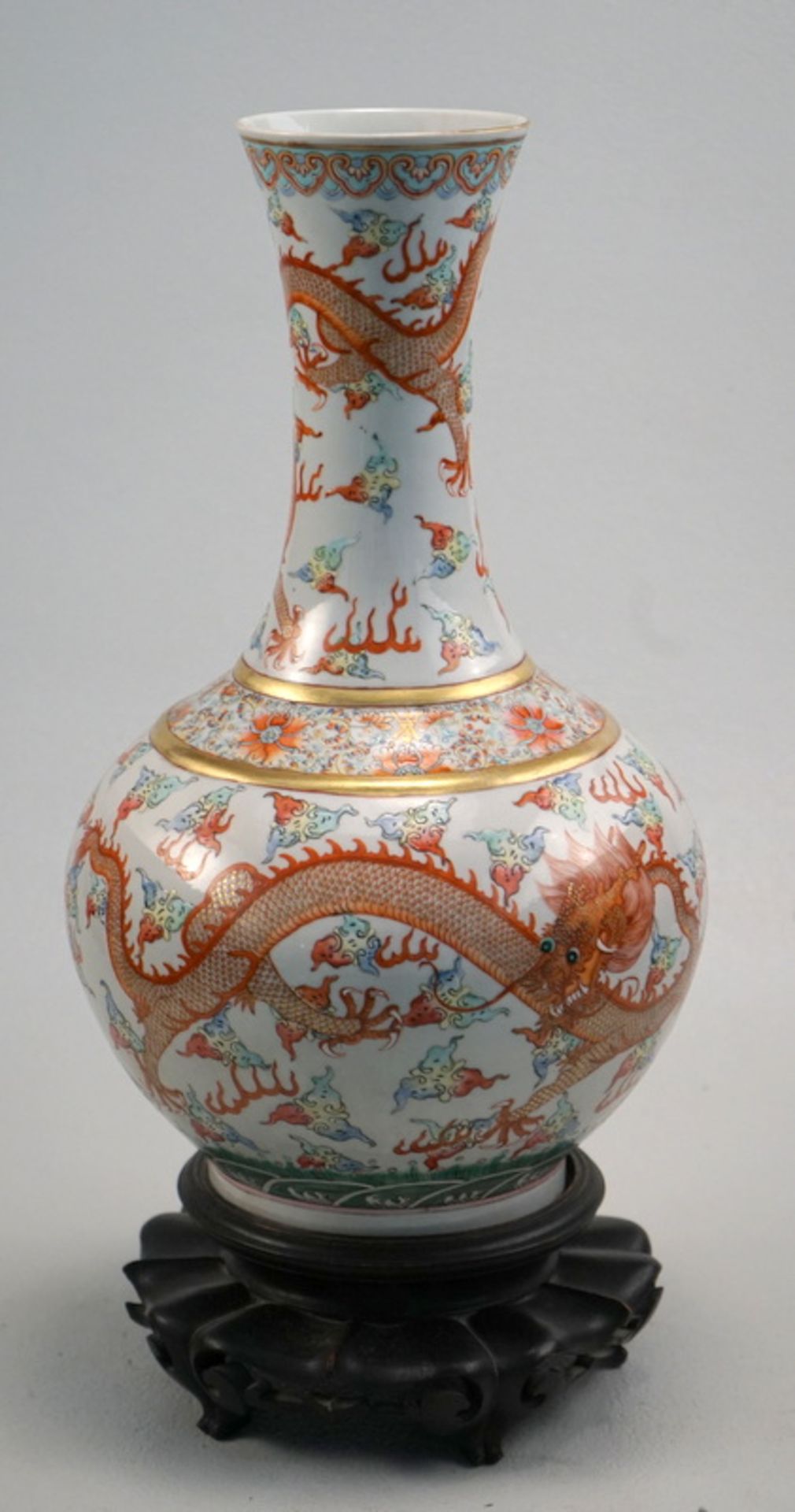 Balustervase mit Roten Luftdrachen, Xuantong,Balustervase mit langem konkavem Hals, zwei - Bild 7 aus 11