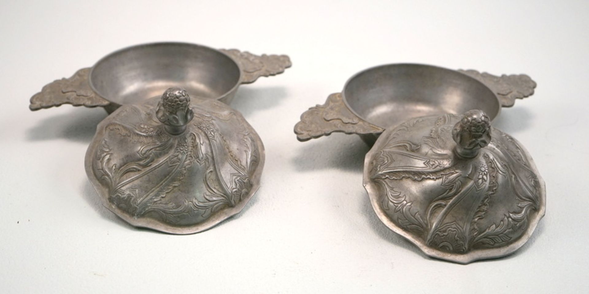 Paar Wöchnerinnenschüsseln des Rokoko, 18.Jhd.,Zinn gegossen und punziert, bewegtes Dekor mit Blumen - Bild 2 aus 3
