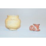 Zwei antike Gefäße,1x kleiner Kugeltopf, Keramik, Höhe 9cm, 14./15. Jhd., 1x roter