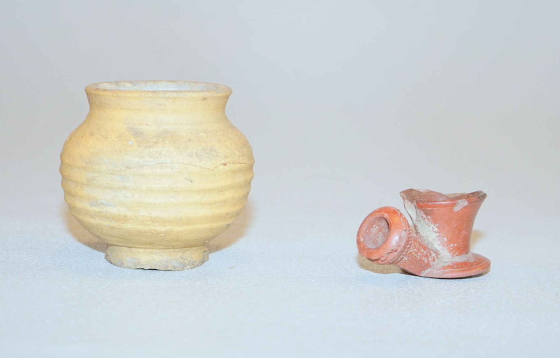 Zwei antike Gefäße,1x kleiner Kugeltopf, Keramik, Höhe 9cm, 14./15. Jhd., 1x roter