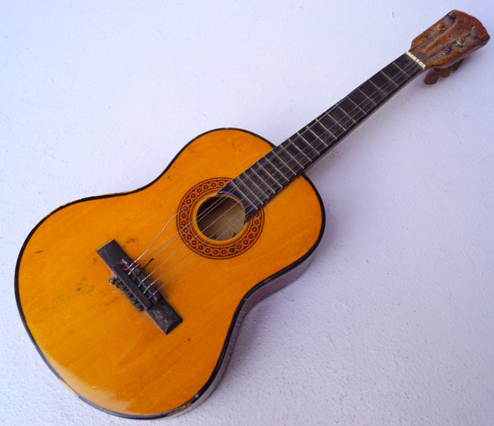 Miniatur-Gitarre, deutsch um 1930,Miniaturinstrument in spielbarem Zustand, 1 Wirbel fehlt, - Image 2 of 2