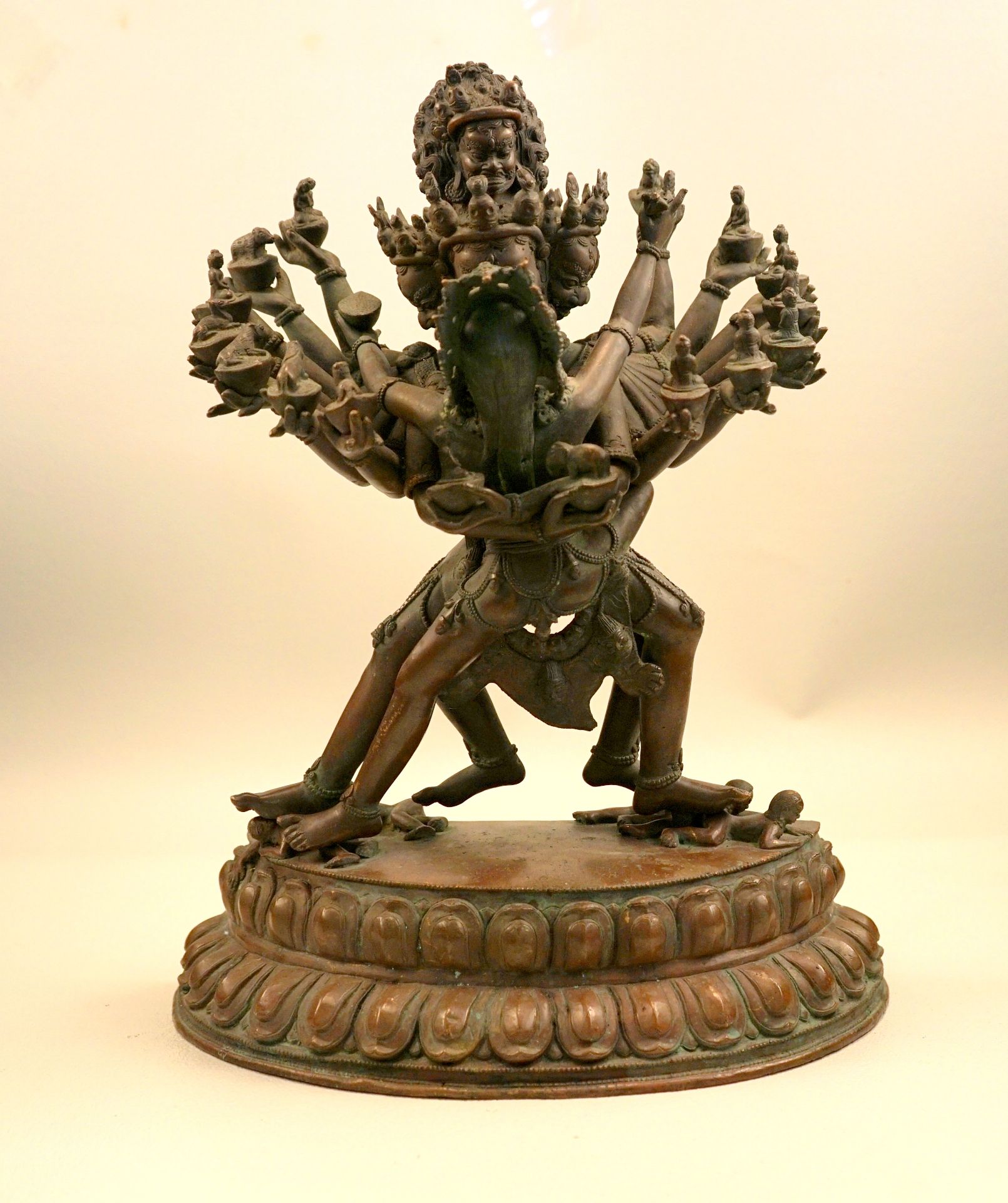 Chakrasamvara in Vereinigung mit Vajravarahi, 19. Jhd.,Im Ausfallschritt auf Bhairava und - Image 6 of 9