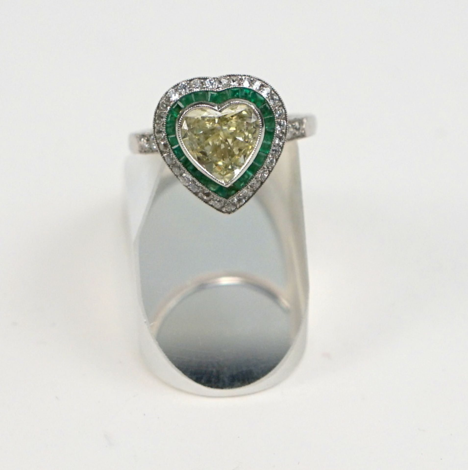 Außergewöhnlicher Fancy-Herz-Diamant-Ring mit Smaragden, WG, ca. 2ct Diamantbesatz,Ringschiene WG,