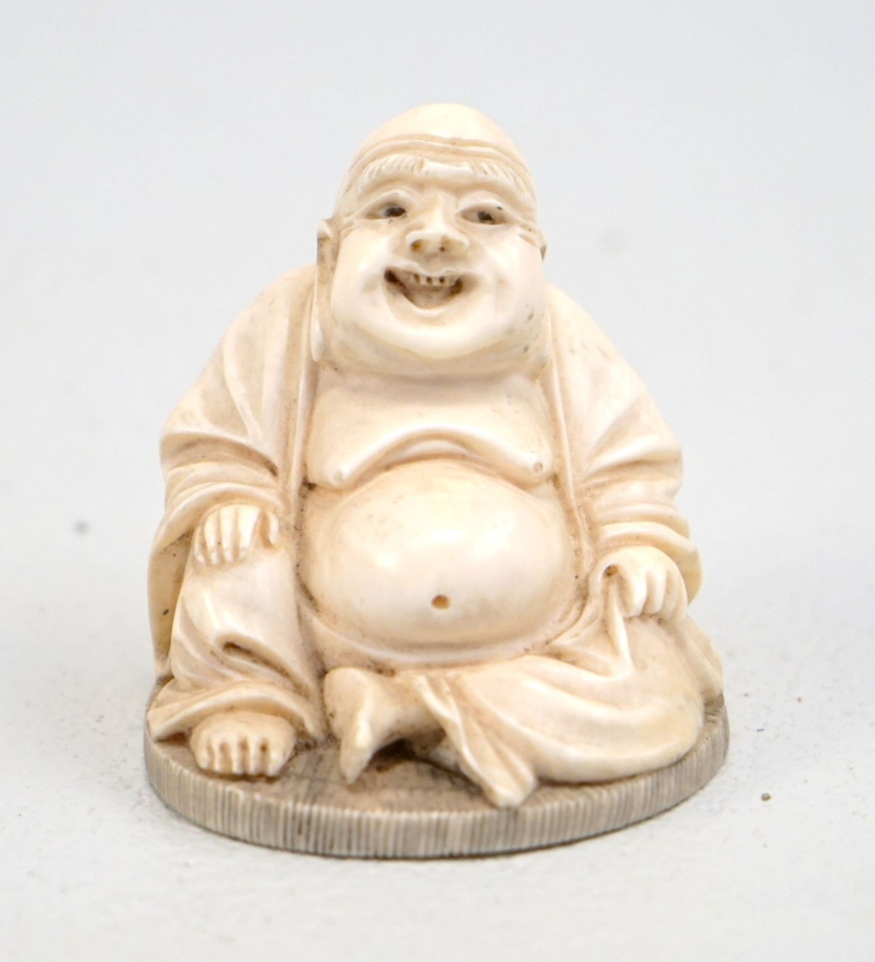 Lachender Buddha, Elfenbeinschnitzerei, China, ca. um 1900,Höhe ca. 6cm, auf rundem Stand, Zustand 1 - Bild 3 aus 4