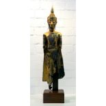 Große Buddha Statue,Buddha von beeindruckender Größe, diese Geste des Abhaya- Mudra wird auch als