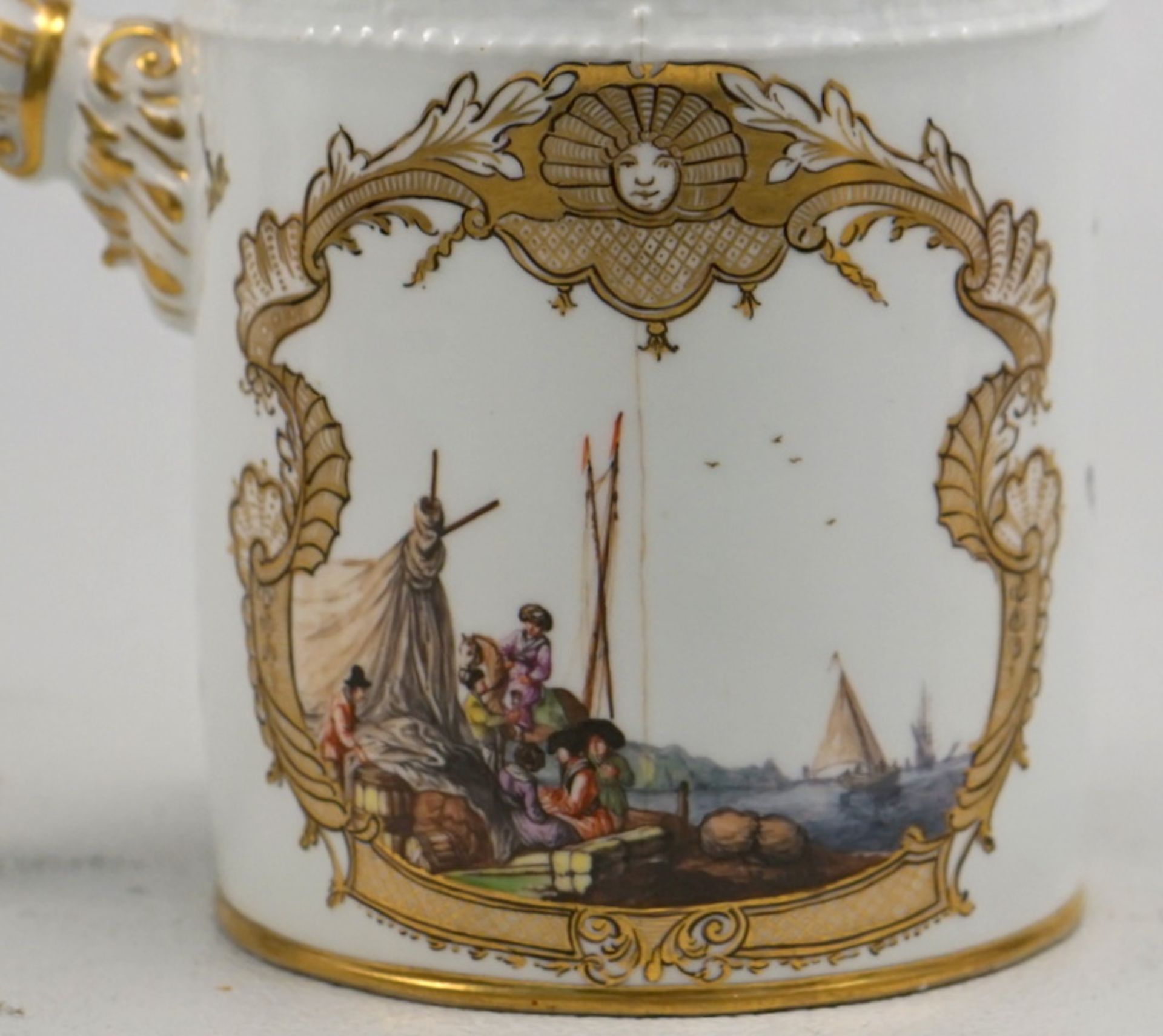 Königl. Meissen (Marke 1740- ca.1780): Frühe Schokoladenkanne mit Kauffahrteisezenen, ca. um 1750, - Image 2 of 2