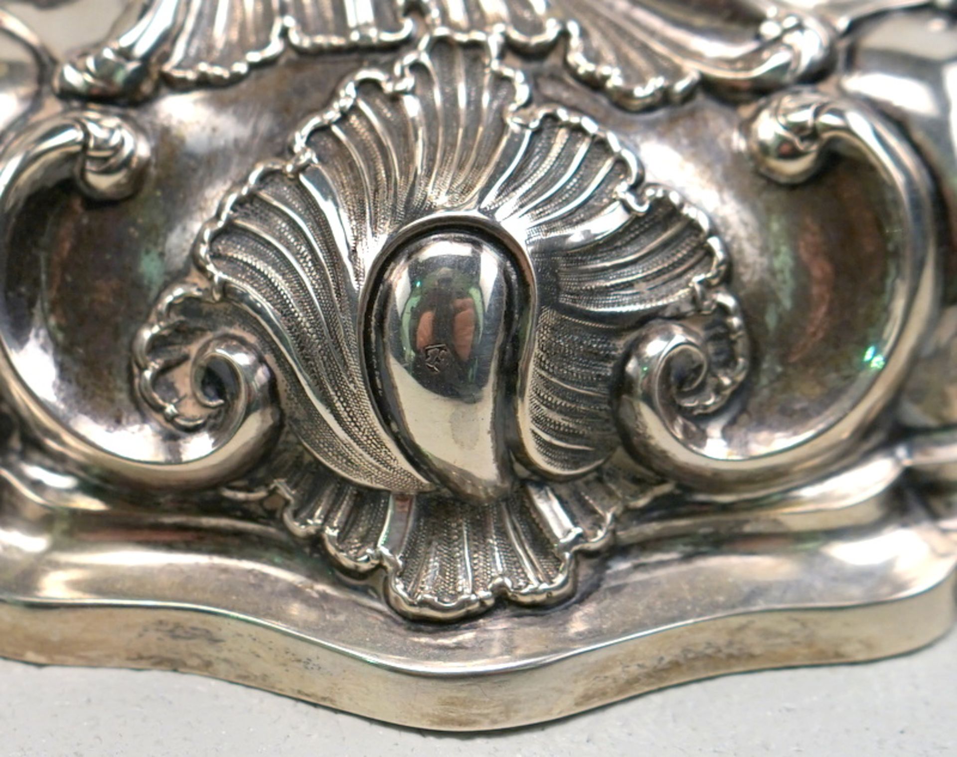 Paar große Kerzenhalter, 13 Lot Silber, Schenkungsgravur von 1877,Barock-Stil, Silber getrieben, - Image 4 of 5