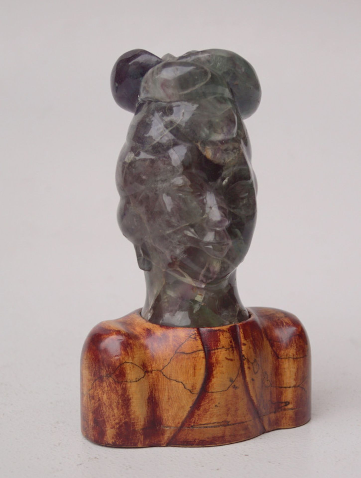 Antike Guanyin Büste aus natürlichem Fluorit, China, wohl 18. Jhd.,Handbearbeiteter Fluoritstein mit - Image 2 of 2