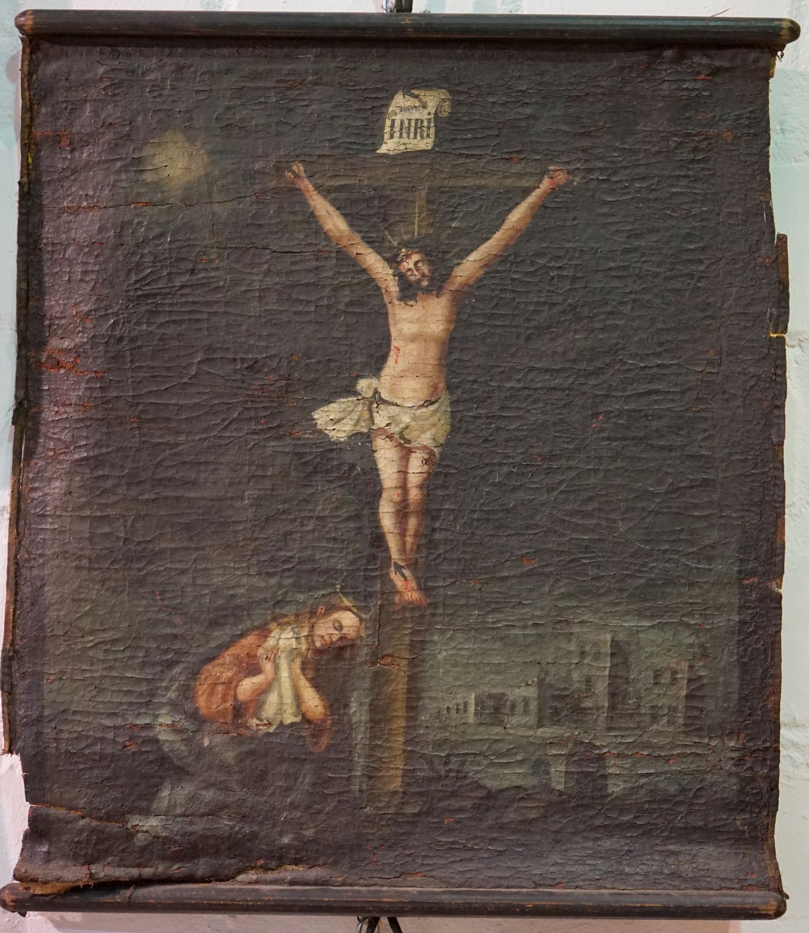 Bildrolle mit Darstellung Christus am Kreuze, 19. Jhd.,dunkler Hintergrund mit Stadtkulisse im