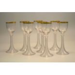 Reihe von acht Gläsern mit gesponnendem Fuß, Goldrand und Monogramm,acht hohe Römergläser, farbloses