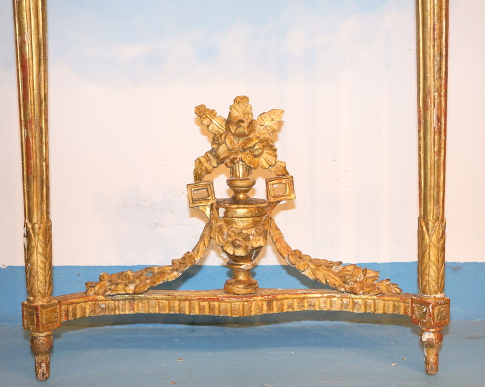 Konsole Louis XVI.,Linde geschnitzt gefasst vergoldet, reich geschnitzte Zarge und Girlandenfestons, - Image 4 of 8