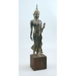 Schreitender Buddha, Thailand, 18. Jhd.,Bronze, oxydgrüne Patina, auf Holzsockel, Höhe (ohne Sockel)
