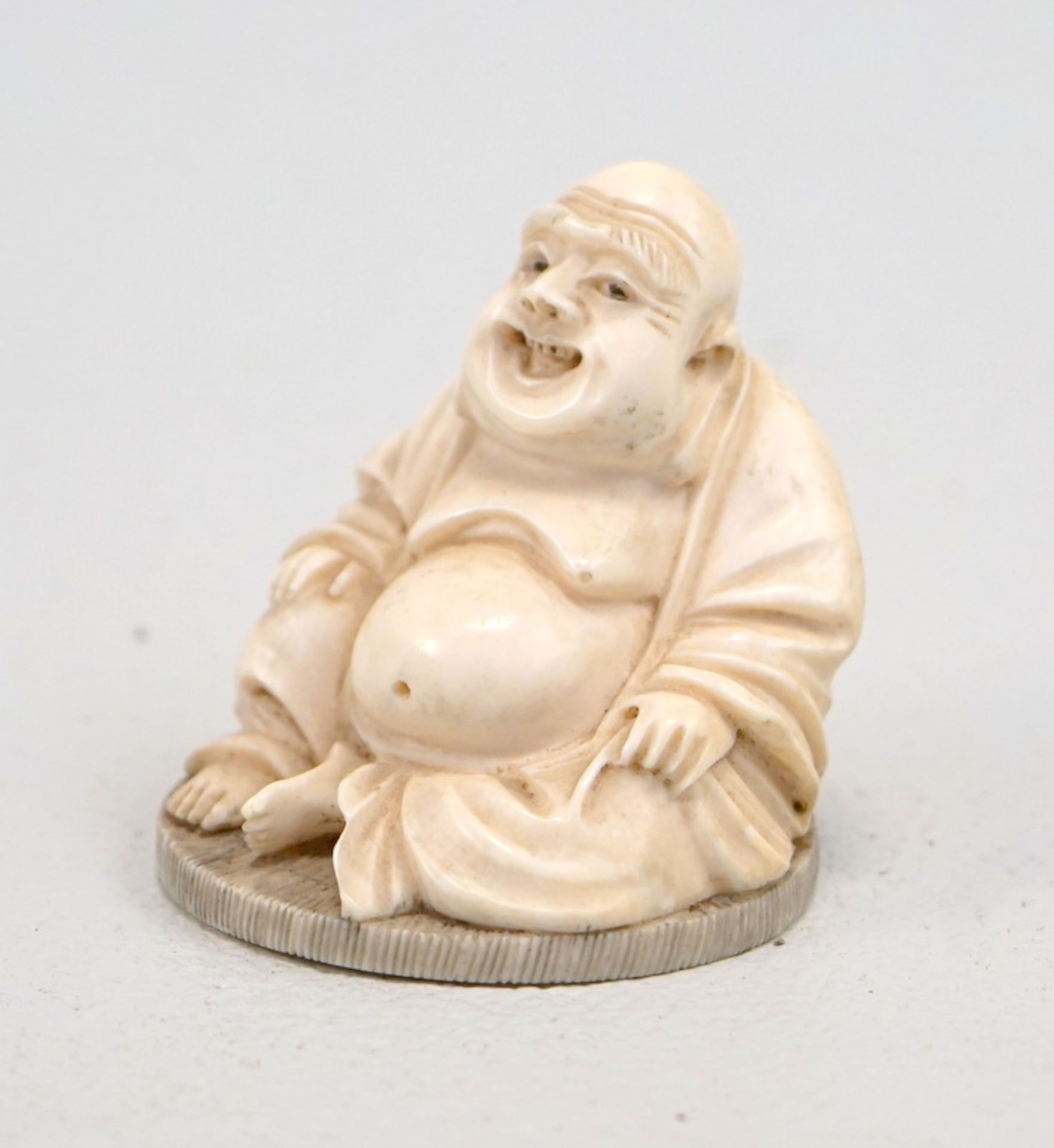 Lachender Buddha, Elfenbeinschnitzerei, China, ca. um 1900,Höhe ca. 6cm, auf rundem Stand, Zustand 1 - Bild 2 aus 4