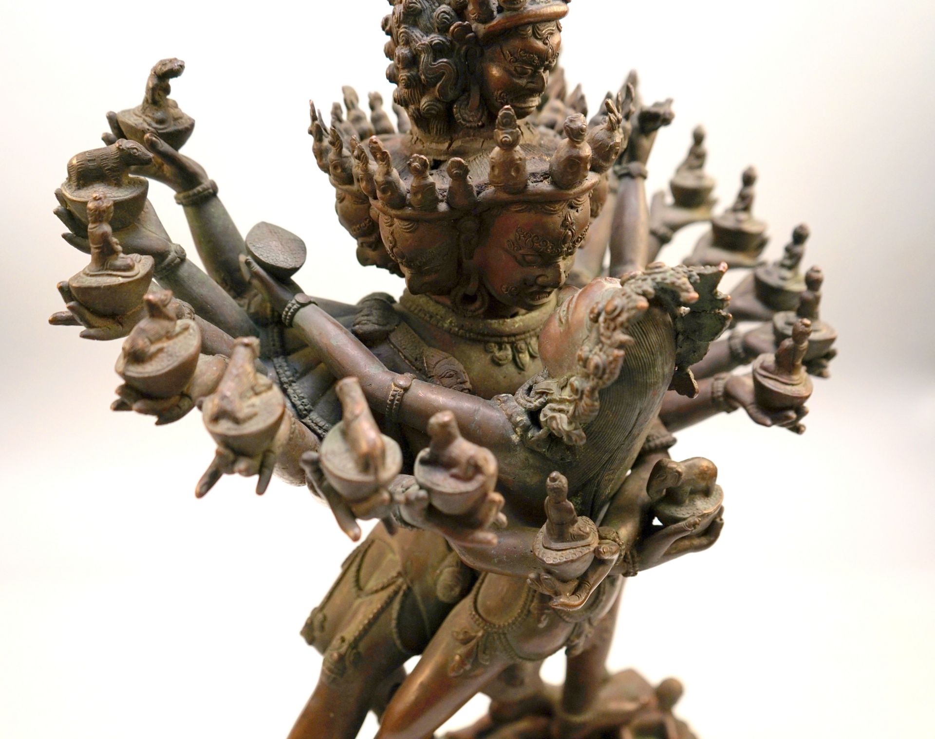 Chakrasamvara in Vereinigung mit Vajravarahi, 19. Jhd.,Im Ausfallschritt auf Bhairava und