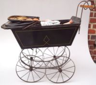 Alter Puppen-Kinderwagen, ca. um 1910,Eisen, Holz, Papier/Stoff, einfaltbares Verdeck, Länge 68,