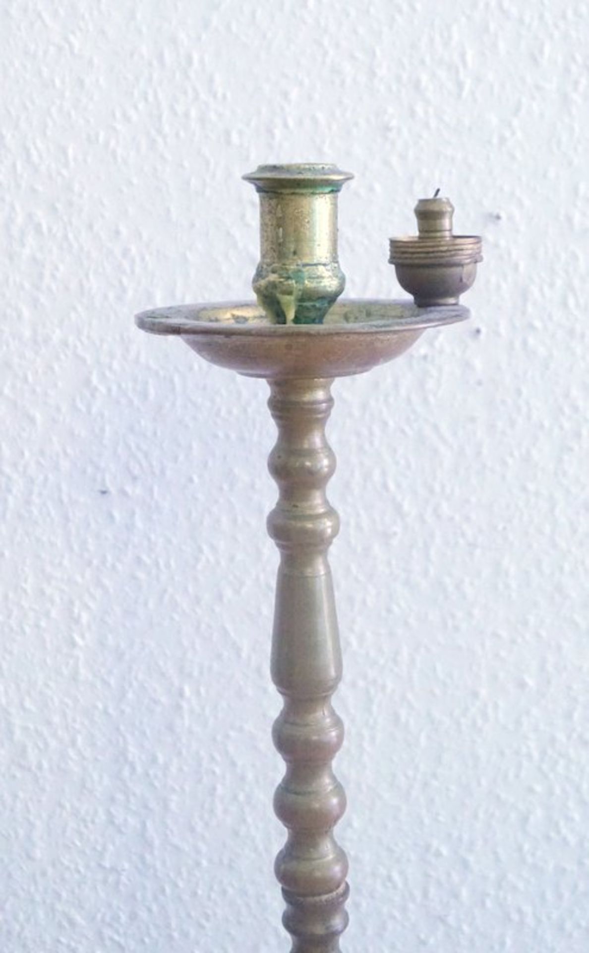 Großer griechisch orthodoxer Kirchenleuchter,Bronze, auf dreipassigem Fuß hoher Balusterschaft, 1 - Bild 2 aus 2