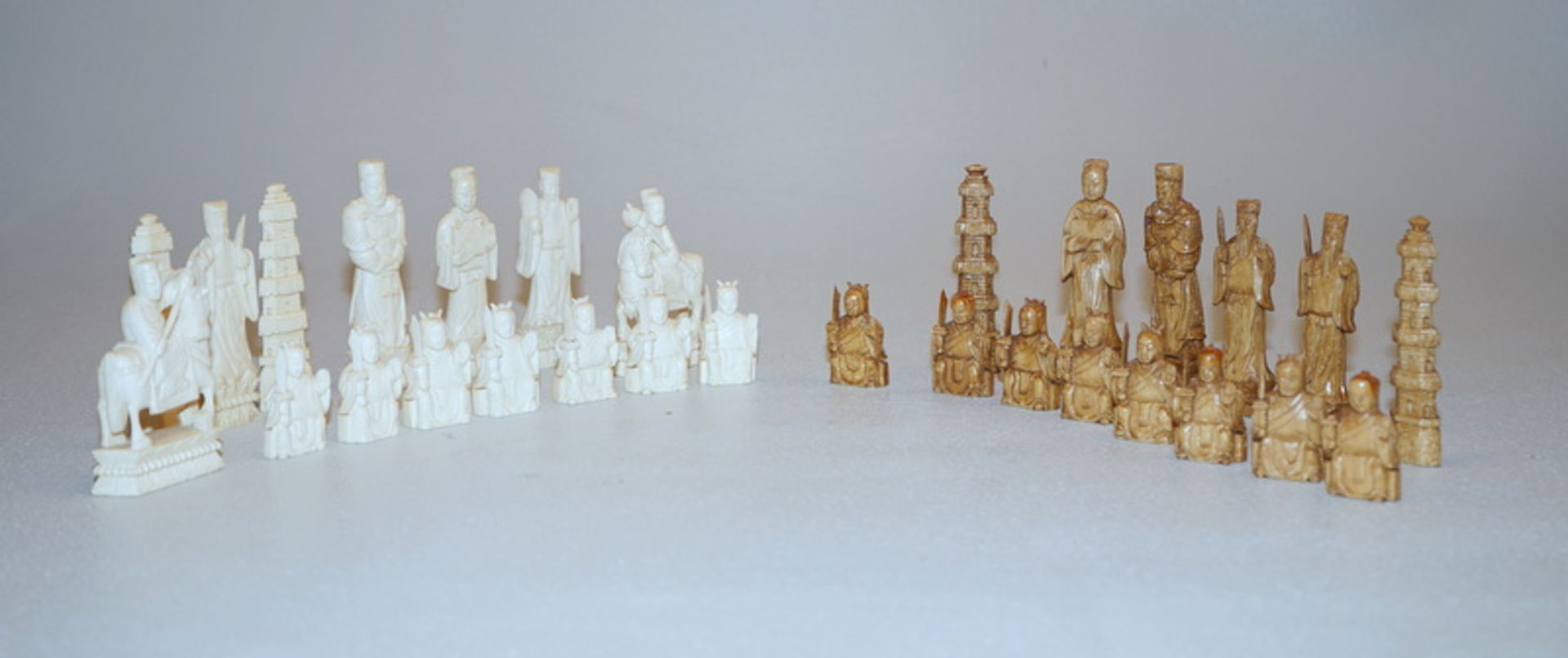 Satz Schachfiguren, China 20.Jhd.,Elfenbein geschnitzt und teilw. gefärbt, unvollständig, bei dem