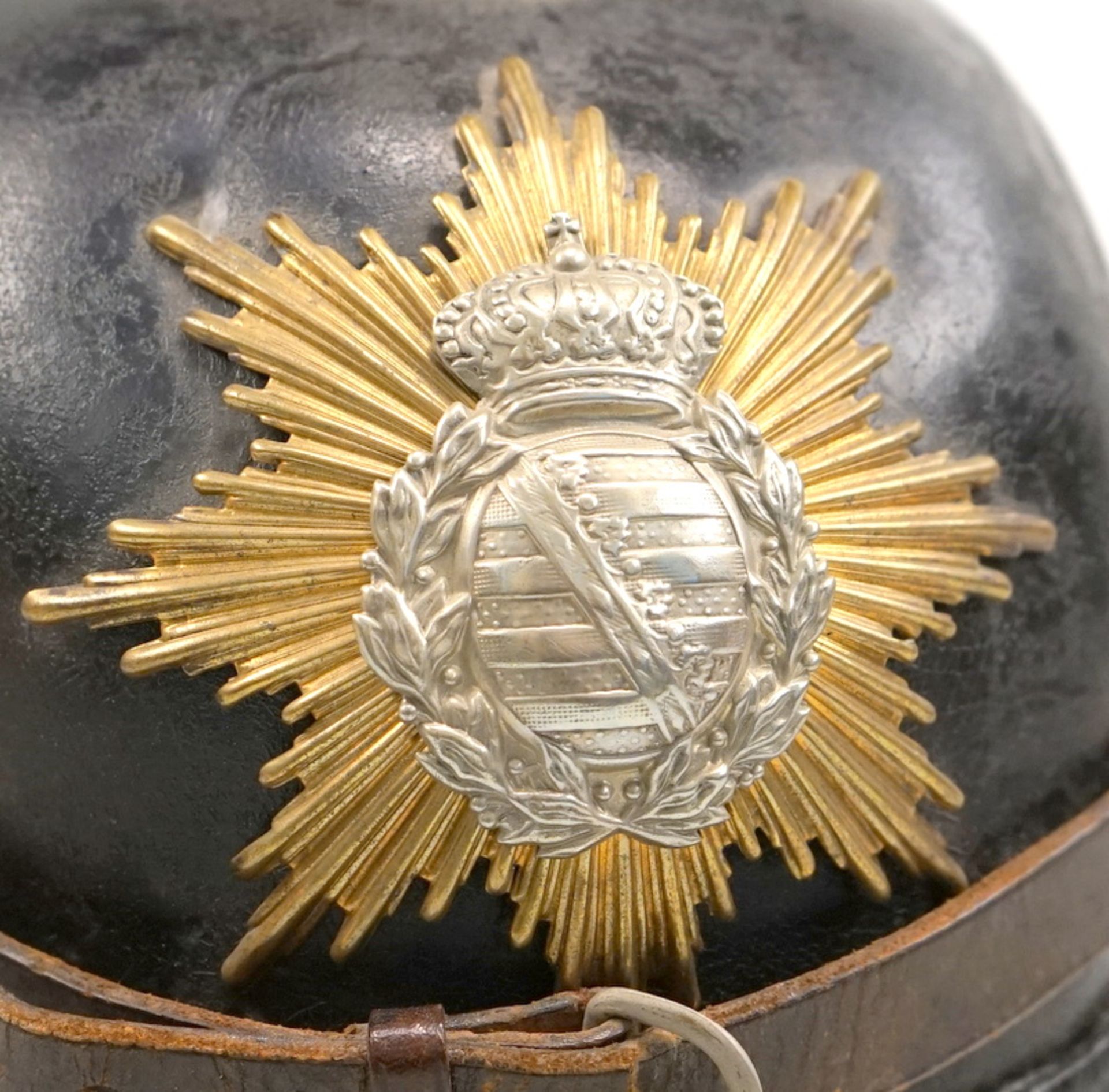 Infantrie Pickelhaube Sachsen ca. 1880,Leder Geschwärzt, Messingumfasst, Sächsisches Hoheitswappen - Image 3 of 4