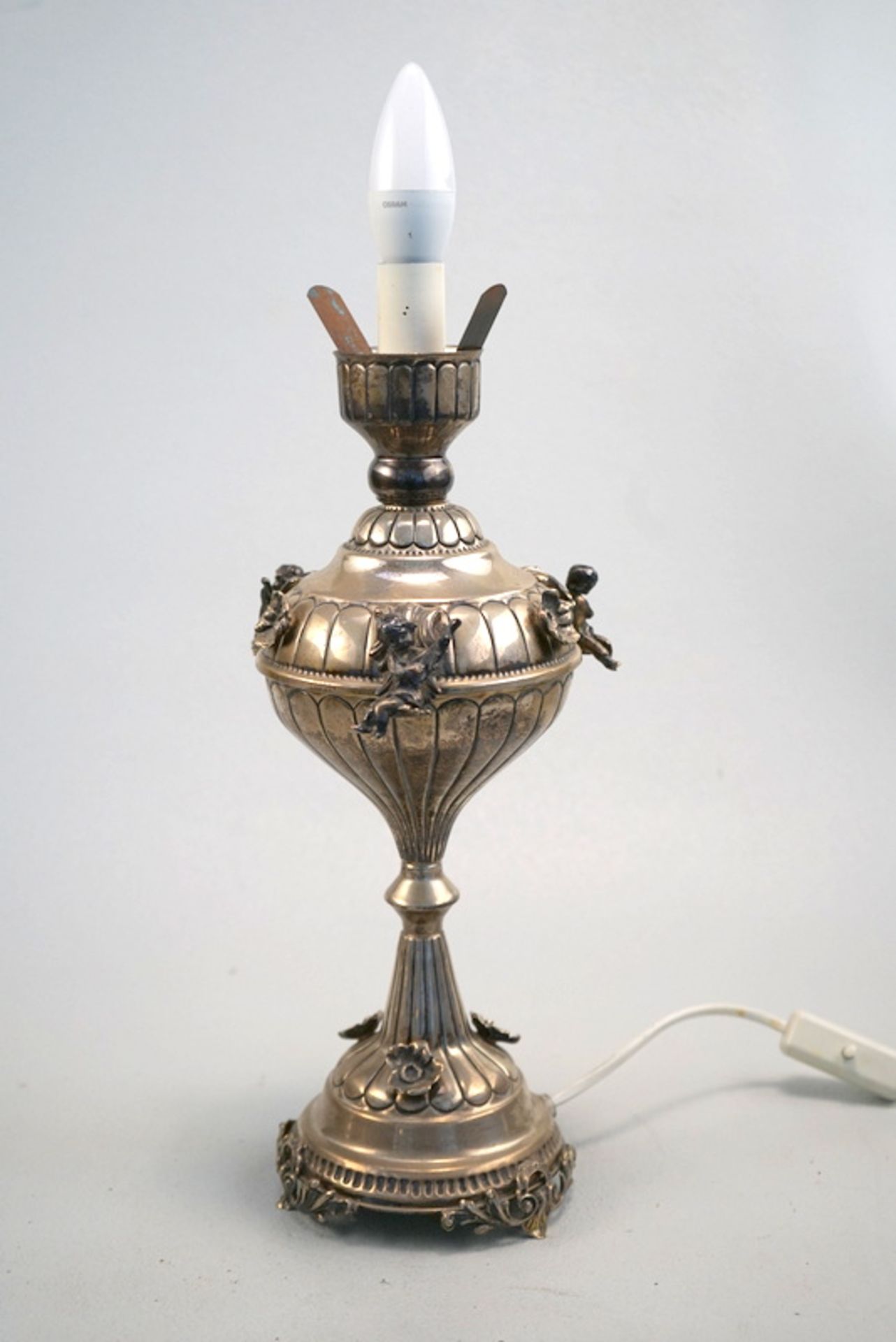 Lampe in Form einer Petroleumlampe aus Mass. 830 er Silber,Kannelierter Schaft auf drei Beinen mit