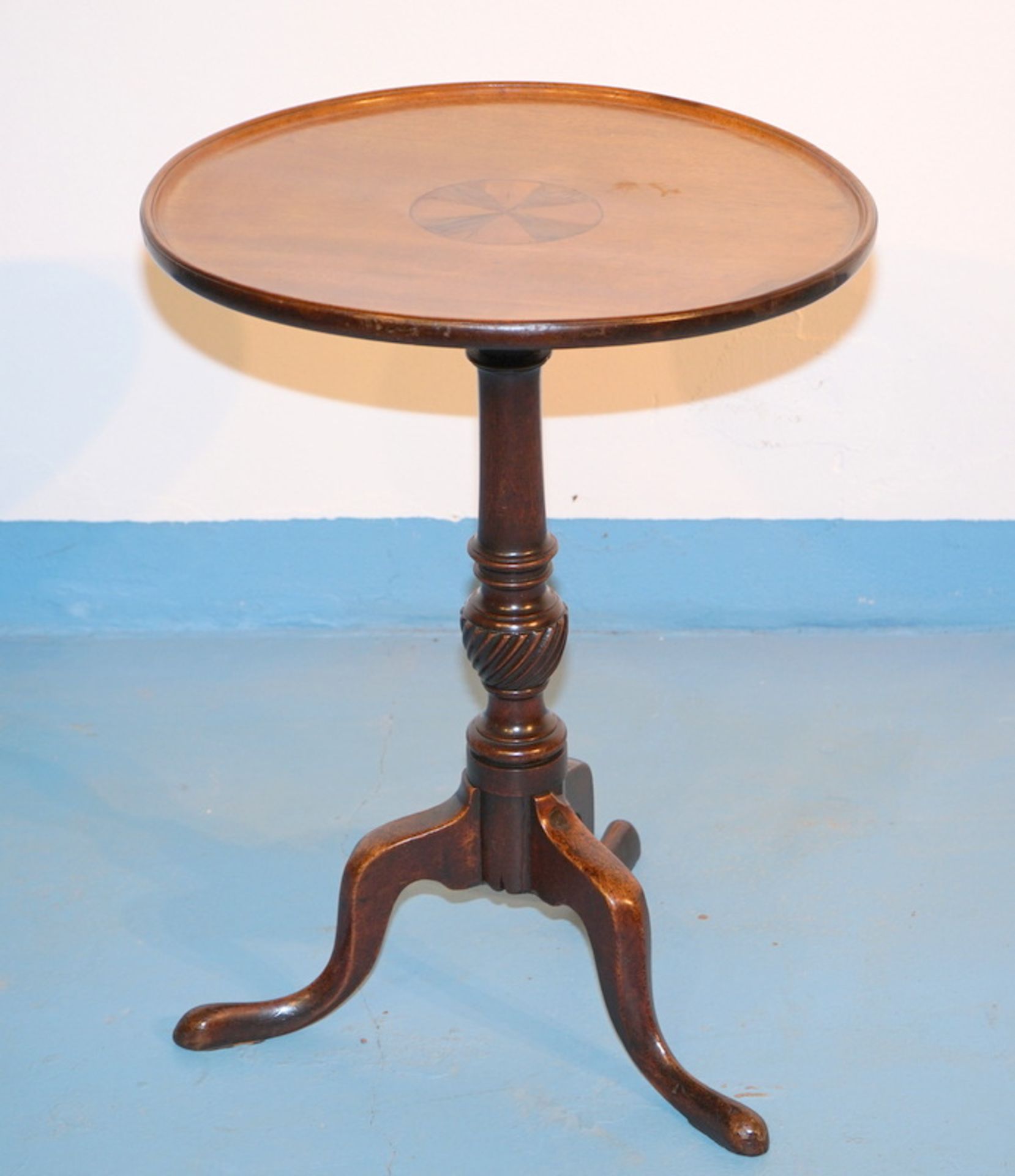 Kleiner Beistelltisch, "Wine Table", England, 19.Jhd.,Mahagoni massiv, auf der runden Platte mit