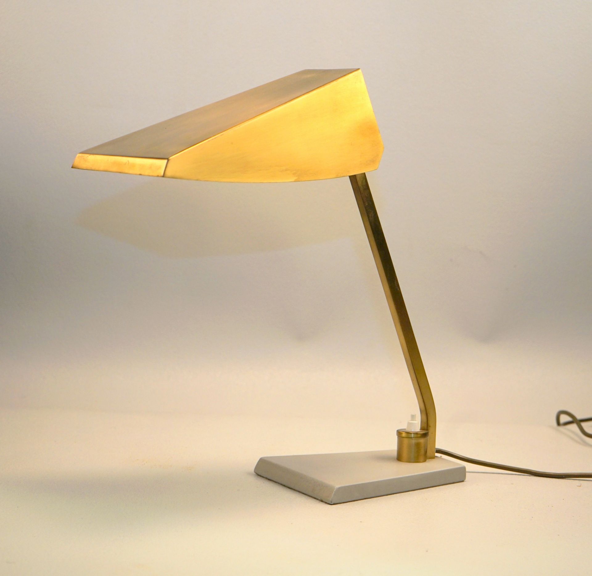 Schreibtischlampe, Mid Century,matt gebürstetetes Messing, ausladener trapezförmiger Schirm, ohne - Image 2 of 2