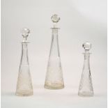 Drei Karaffen mit Stein- und Schälschliff,farbloses Glas, in drei Größen, konisch zulaufende