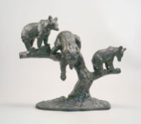 Büschelberger, Anton (1869 Eger (Tschechien) - 1934 Dresden): Drei Bärenjunge auf einem Baumstamm,