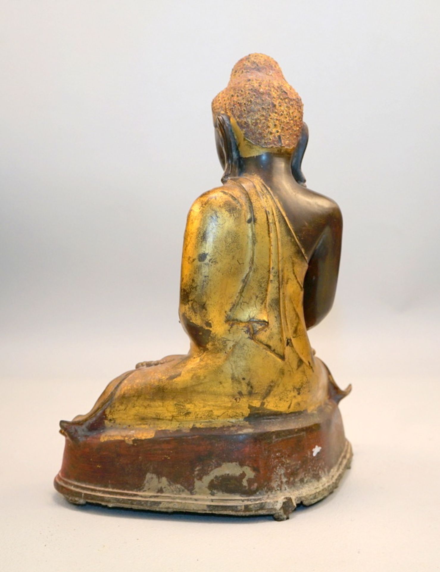 Burmesischer Buddha mit Erdberührungsgeste, Mandalay 18. Jhd.,Im Lotossitz mit Brahma Mudra, - Image 4 of 5