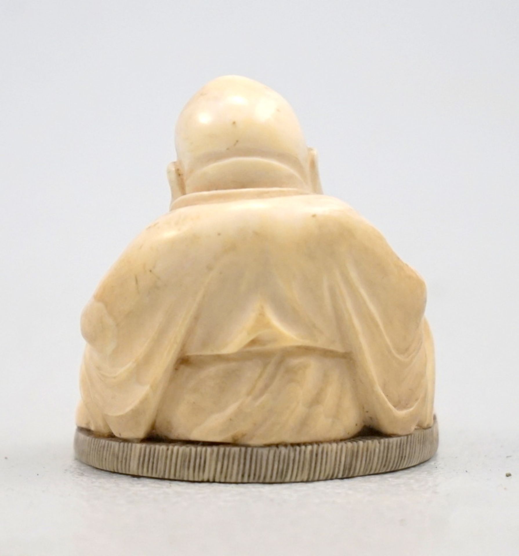 Lachender Buddha, Elfenbeinschnitzerei, China, ca. um 1900,Höhe ca. 6cm, auf rundem Stand, Zustand 1 - Bild 4 aus 4