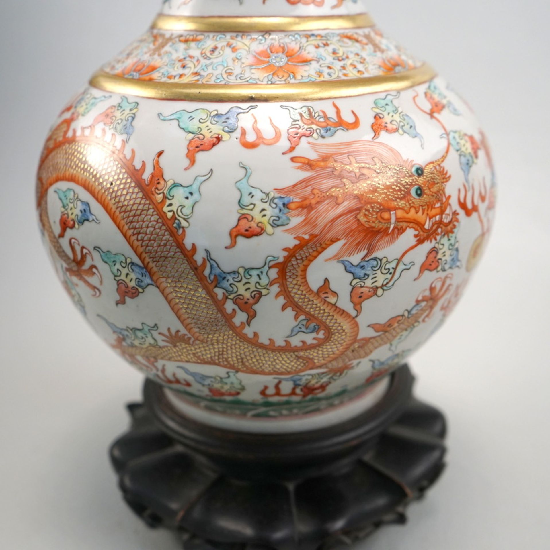 Balustervase mit Roten Luftdrachen, Xuantong,Balustervase mit langem konkavem Hals, zwei - Bild 10 aus 11