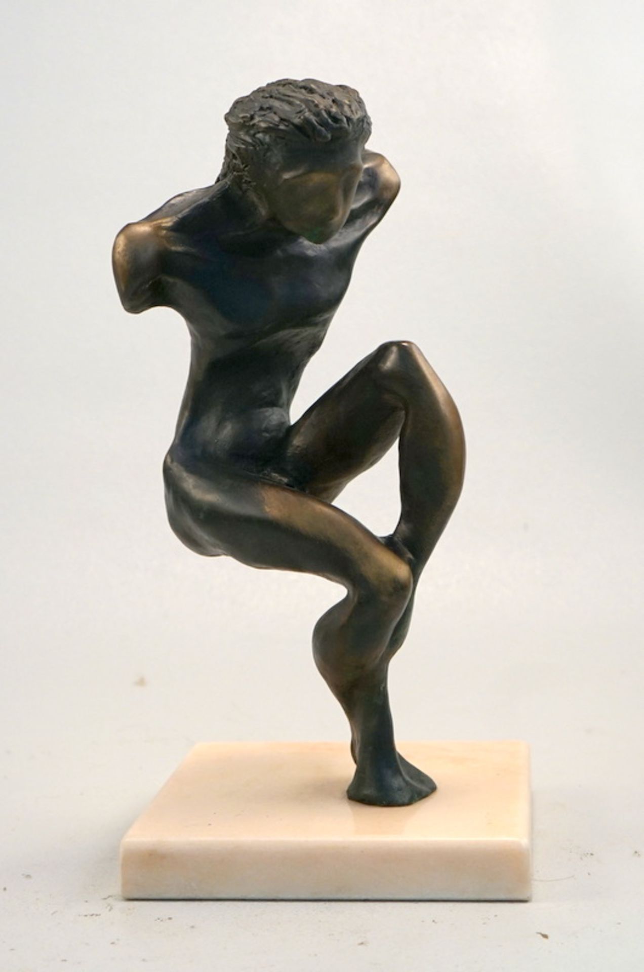 Kuzman, Bozin (geb.1949): Männl. Akt tanzend,Bronze mit gräulicher-grüner Kunstpatina, auf der Fuß - Image 2 of 4