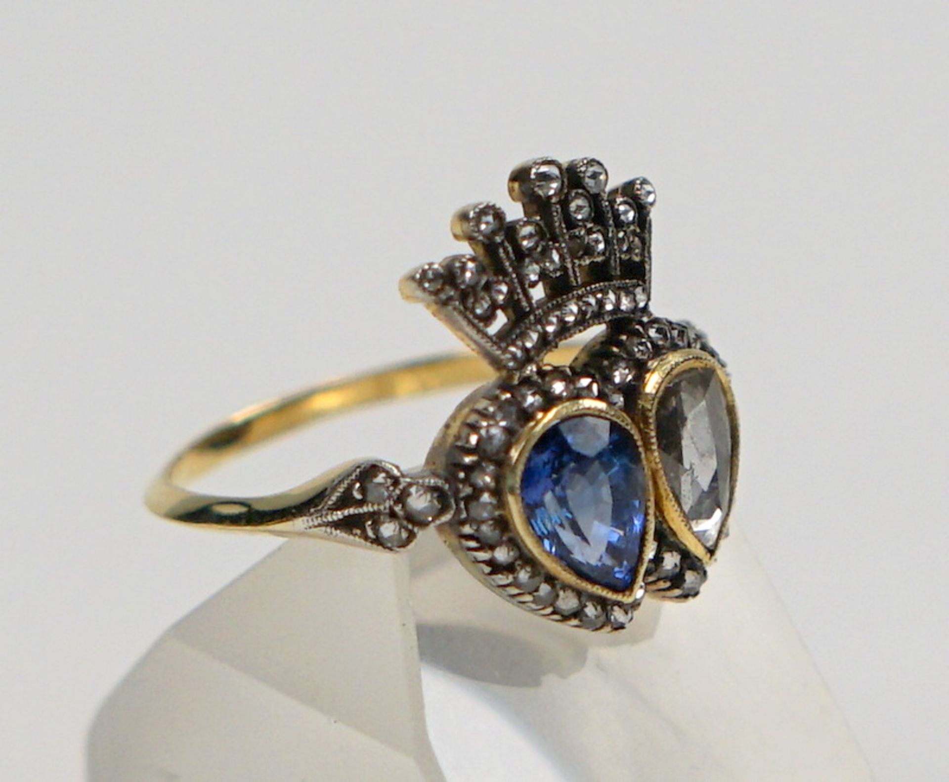 Aufwendiger Ring mit Saphir und Diamant und Bekrönung, Ende 19. Jhd.,Ringschiene in 585 GG, die - Image 2 of 2