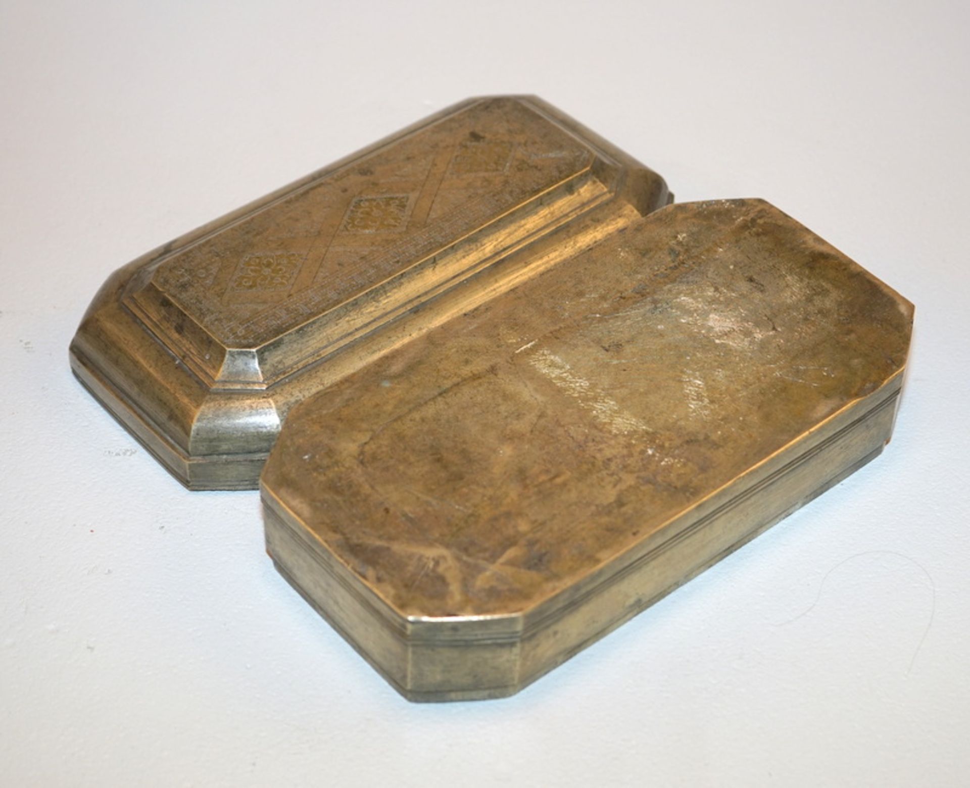 Große Schatulle aus Zinn mit Messingeinlagen, 18.Jhd.,große rechteckige Schatulle, Klappdeckel mit - Bild 3 aus 3