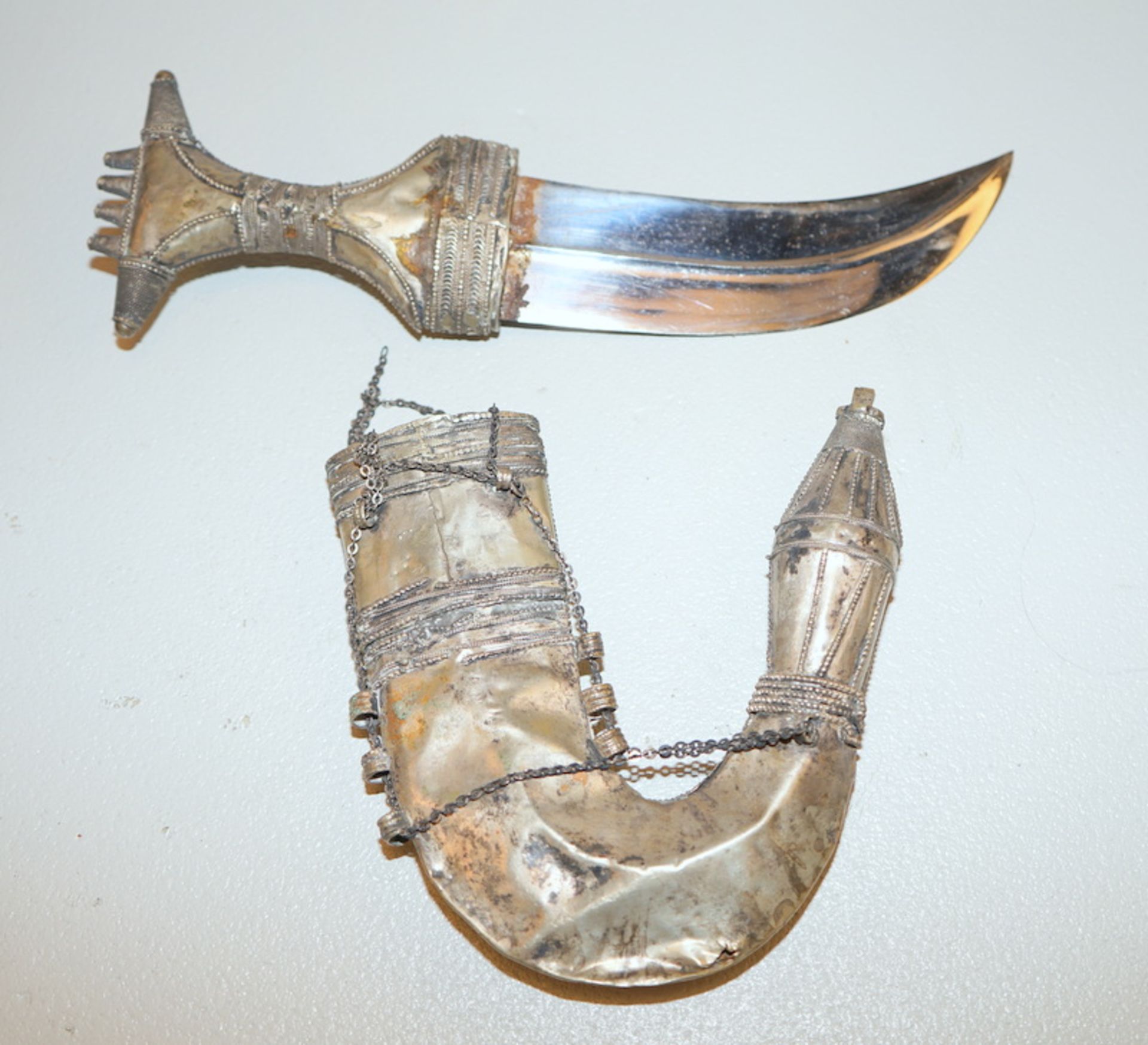 Krummdolch "Dschambija", Jemen, 18./19. Jh.,dünnes Silberblecht mit aufgelötetem ornamentalem - Image 3 of 3