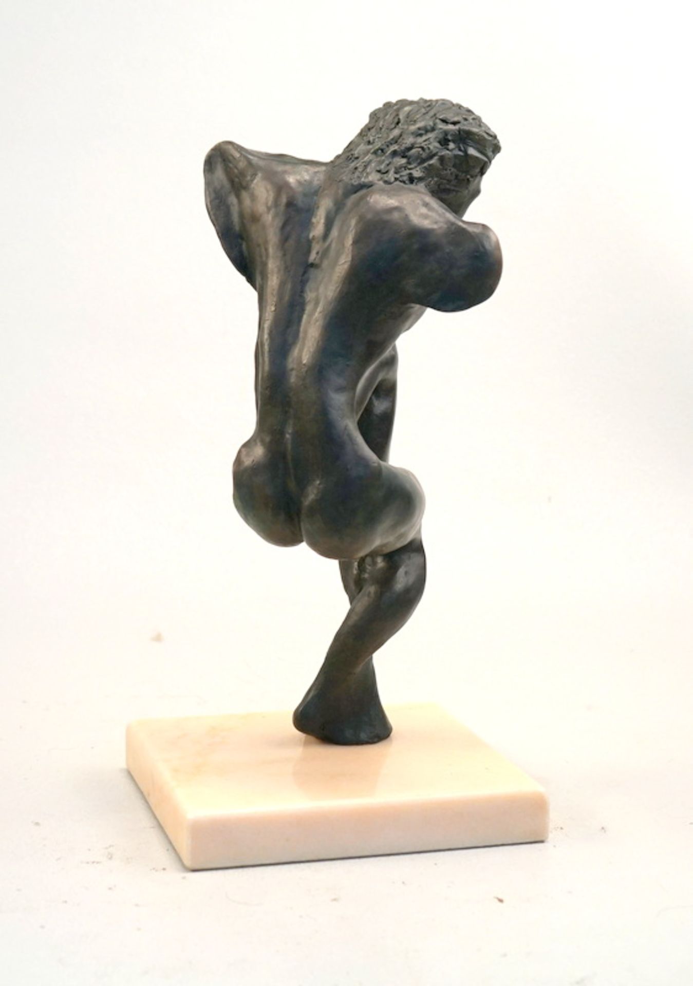 Kuzman, Bozin (geb.1949): Männl. Akt tanzend,Bronze mit gräulicher-grüner Kunstpatina, auf der Fuß - Image 3 of 4