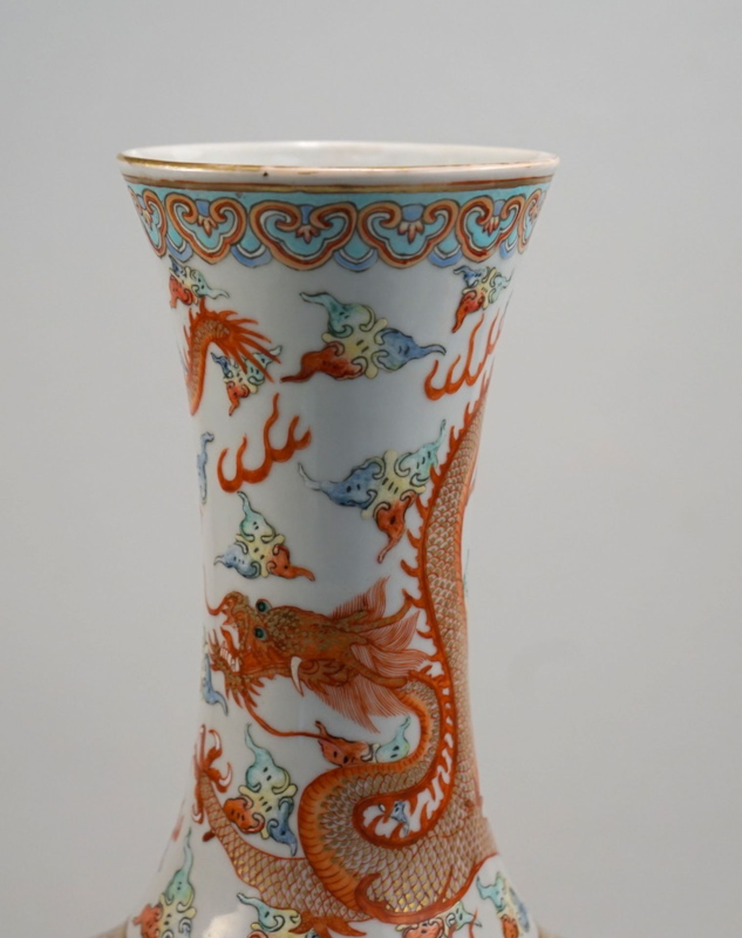 Balustervase mit Roten Luftdrachen, Xuantong,Balustervase mit langem konkavem Hals, zwei - Bild 9 aus 11