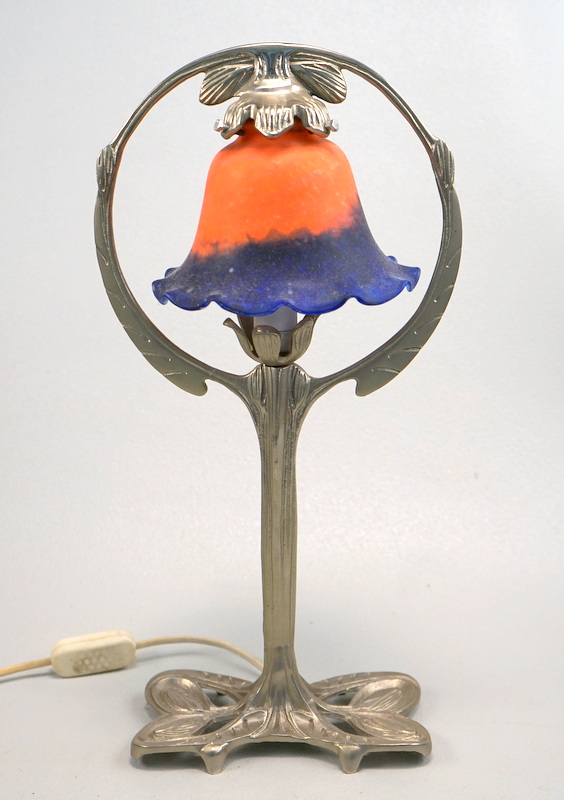 Tischlampe im Französischem Jugendstil,Floraler Aludruckguss in Form einer Knospe umlaufend von