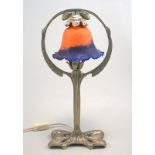 Tischlampe im Französischem Jugendstil,Floraler Aludruckguss in Form einer Knospe umlaufend von