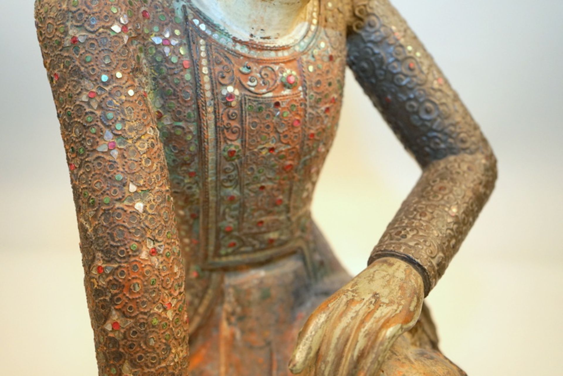 Burmesische Stifterfigur,Holz geschnitz gefasst, das Oberteil mit aufwendigem Glasbesatz, junger - Image 3 of 5