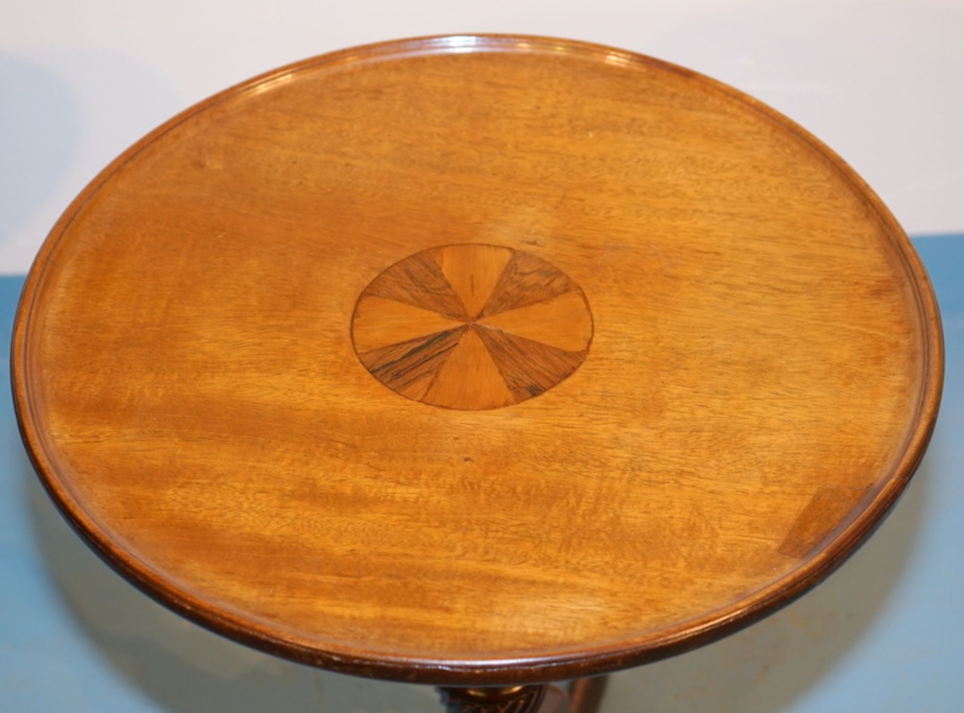 Kleiner Beistelltisch, "Wine Table", England, 19.Jhd.,Mahagoni massiv, auf der runden Platte mit - Image 2 of 3