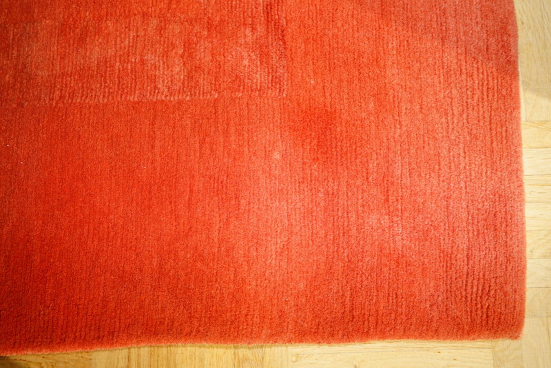 Übergroßer, moderner Teppich, Tibarto, Nepal, Wolle und Seide,einfarbig, rot, handgeknüpft, Wolle - Image 2 of 4