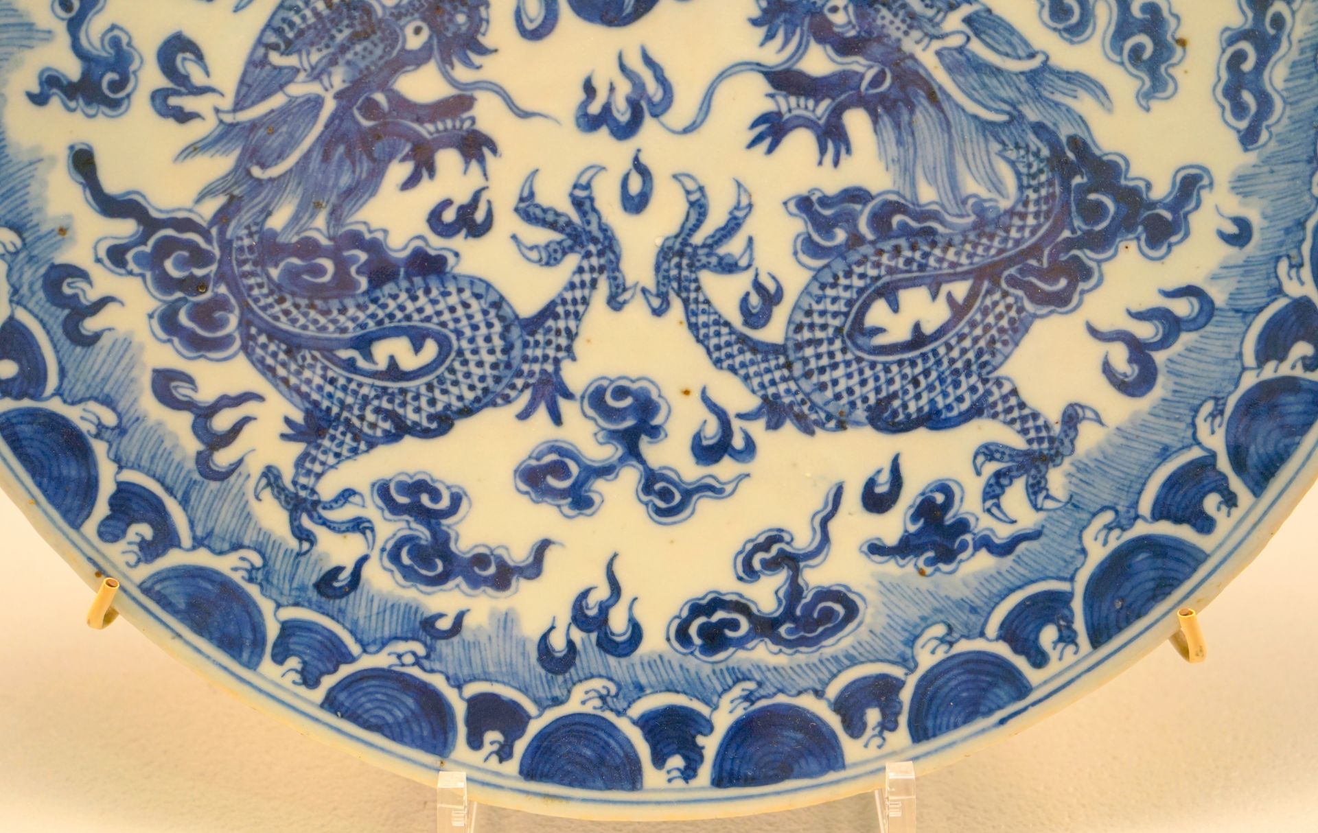 Platte mit Streitenden Luftdrachen Guangxu,Graue Exportscherbe, mit Darstellung von 2 Drachen mit - Image 3 of 4