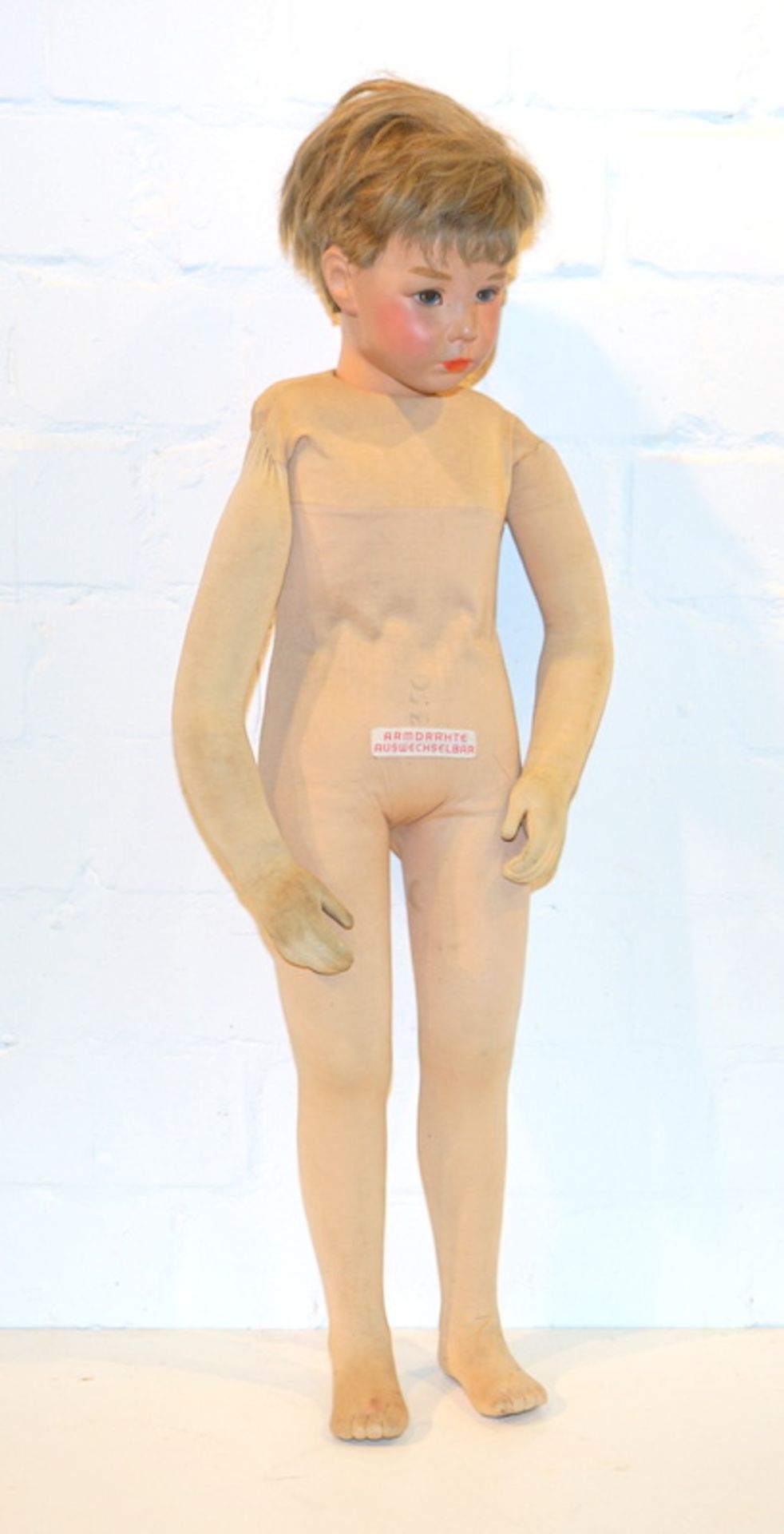 Kruse, Käthe: Schaufensterjunge, 1950er Jahre wohl Käthe Kruse,Handgeknüpfte blonde Echthaare,