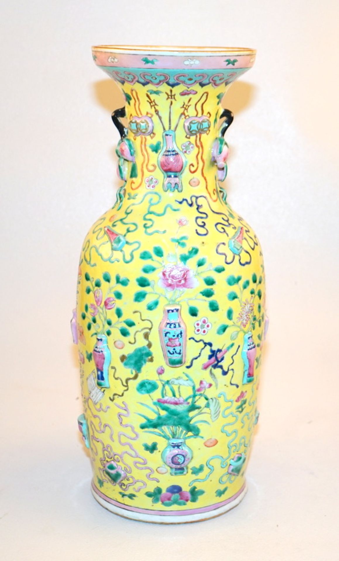 Gelbe Bodenvase mit Halblastisch aufgelegtem Dekor Republic Period,Graue Expordscherbe, gelber