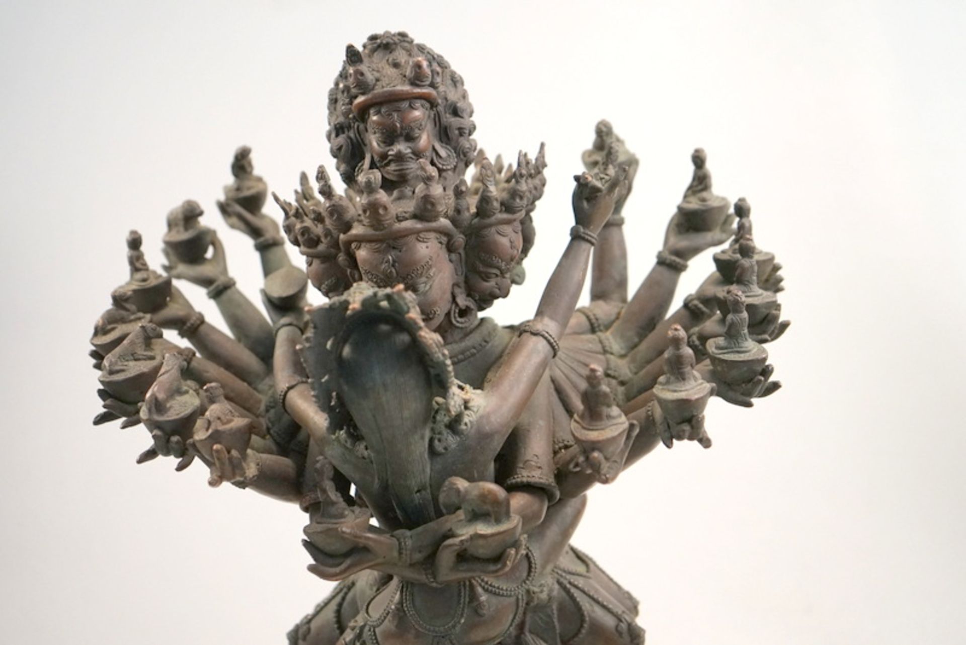 Chakrasamvara in Vereinigung mit Vajravarahi, 19. Jhd.,Im Ausfallschritt auf Bhairava und - Bild 9 aus 9