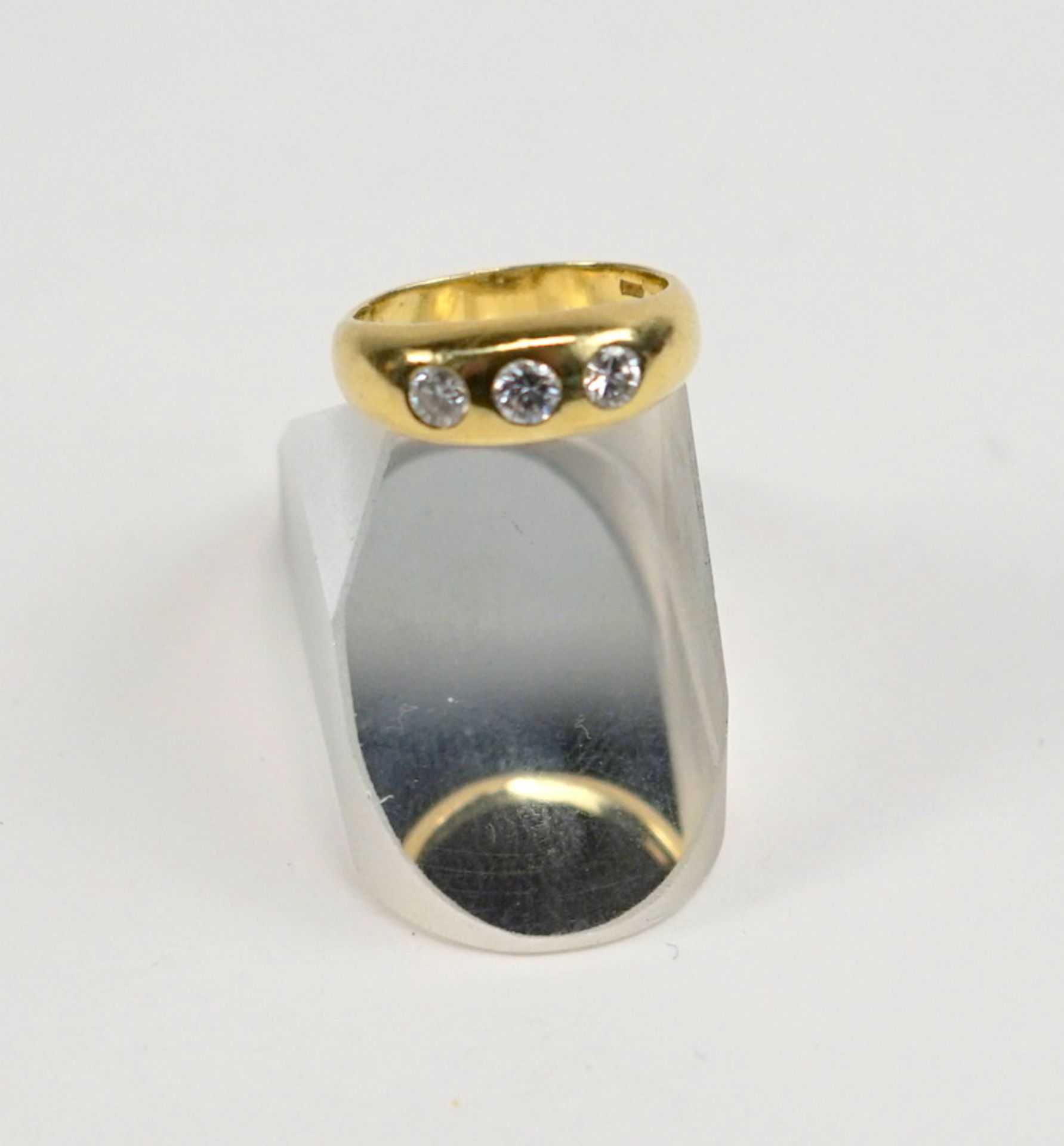 Kleiner Brillant-Ring, zus. ca. 0,35ct Brillanten, 750 GG,massive Gelbgoldschiene, 750 gestempelt,