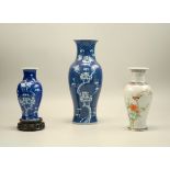 Drei chin. Vasen, Republic,Balustervasen 2x Unterglasurblau mit Kirschblütenbemalung 2. H. 20.