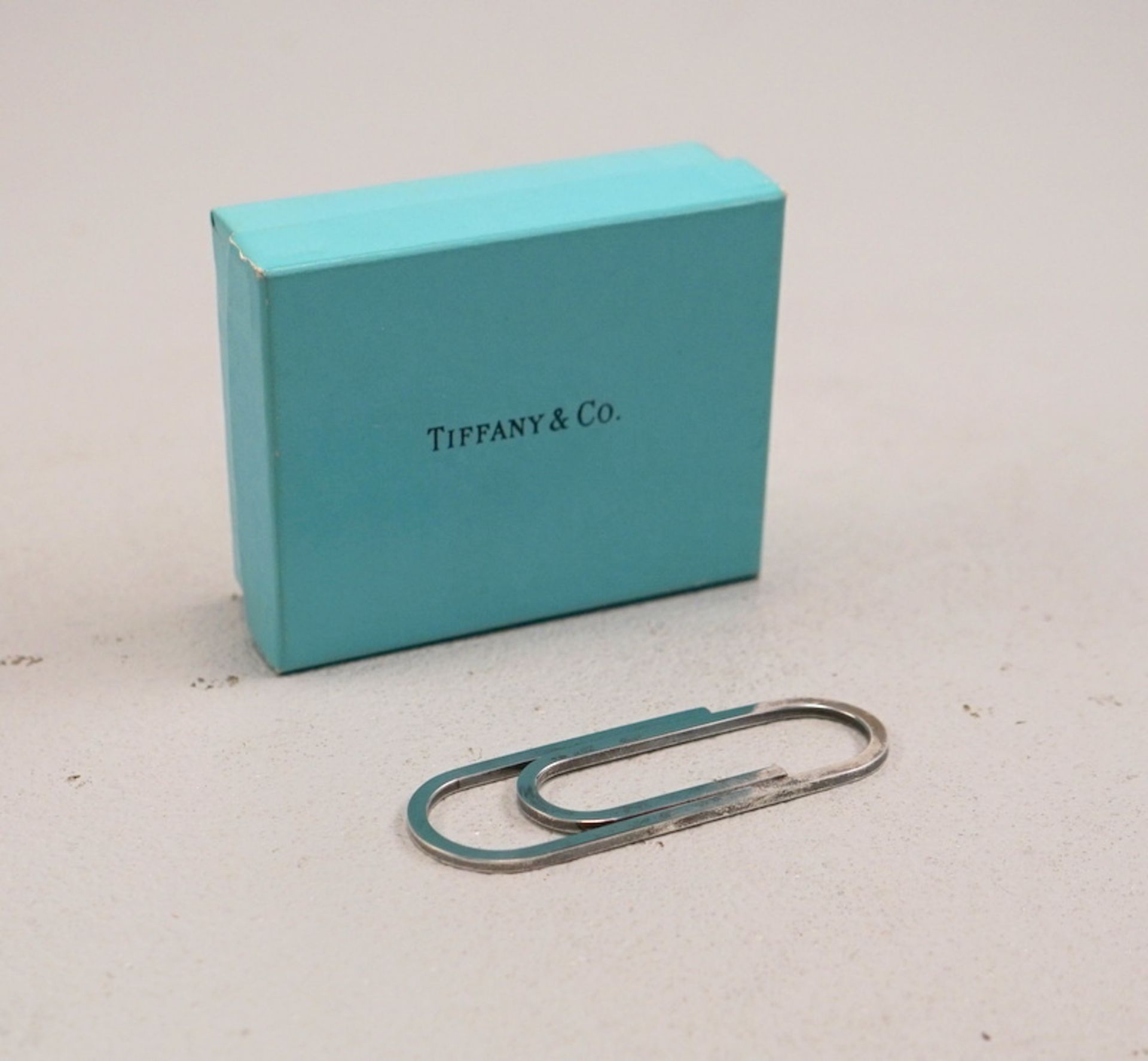 Tiffany & Co, New York: Geldspange, Sterling Silber,in Form einer Büroklammer, Länge 8,2cm,